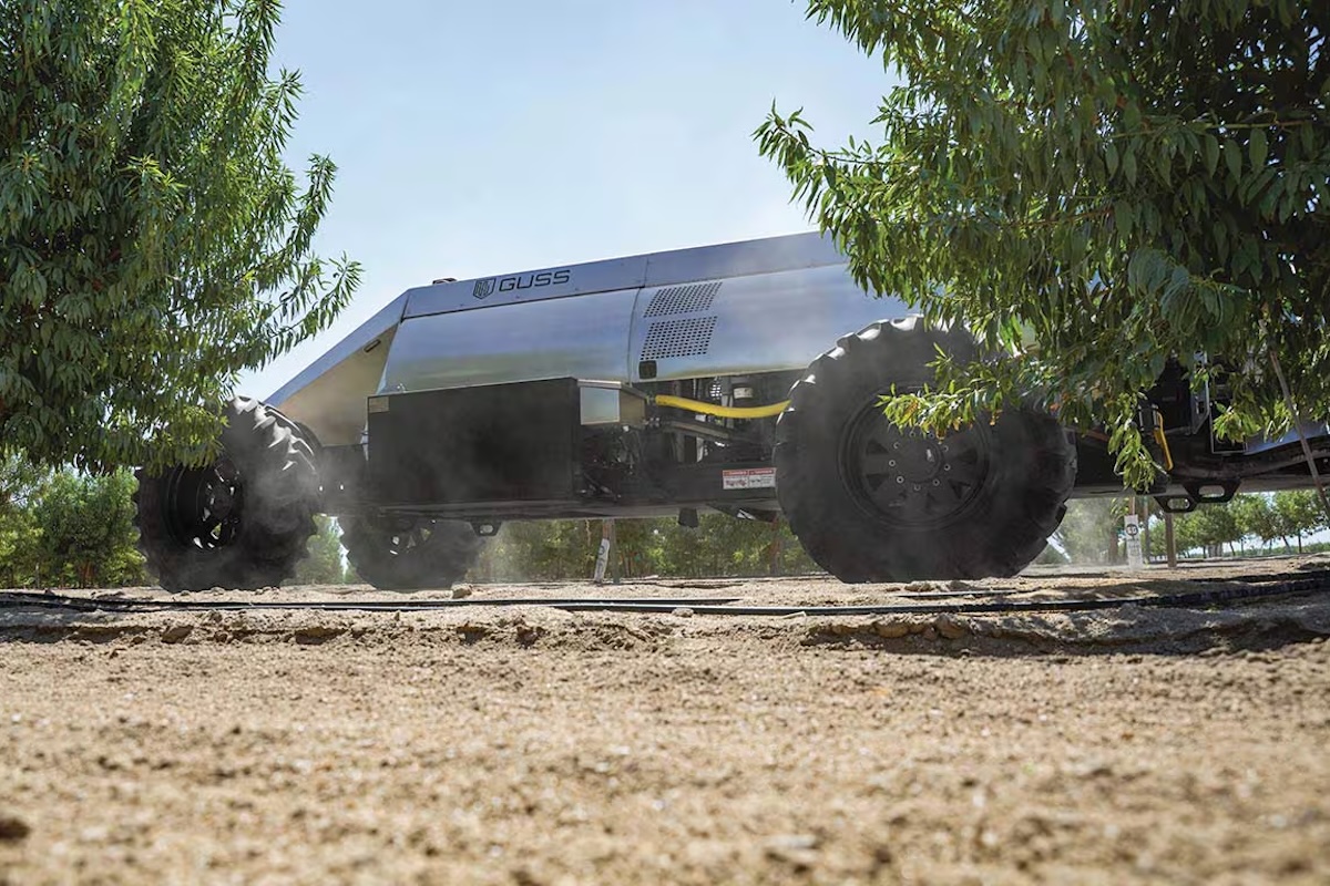 Irroratrice autonoma di Guss Automation in frutteto